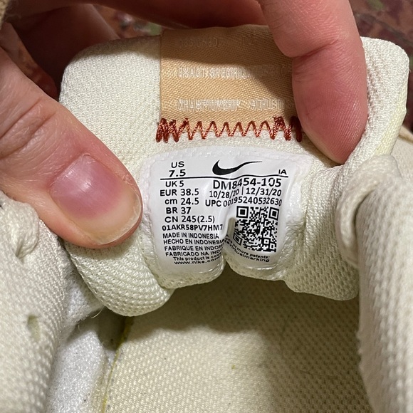 Nike Women’s Venture Runner Sneakers Size 7.5 - Picture 6 of 6